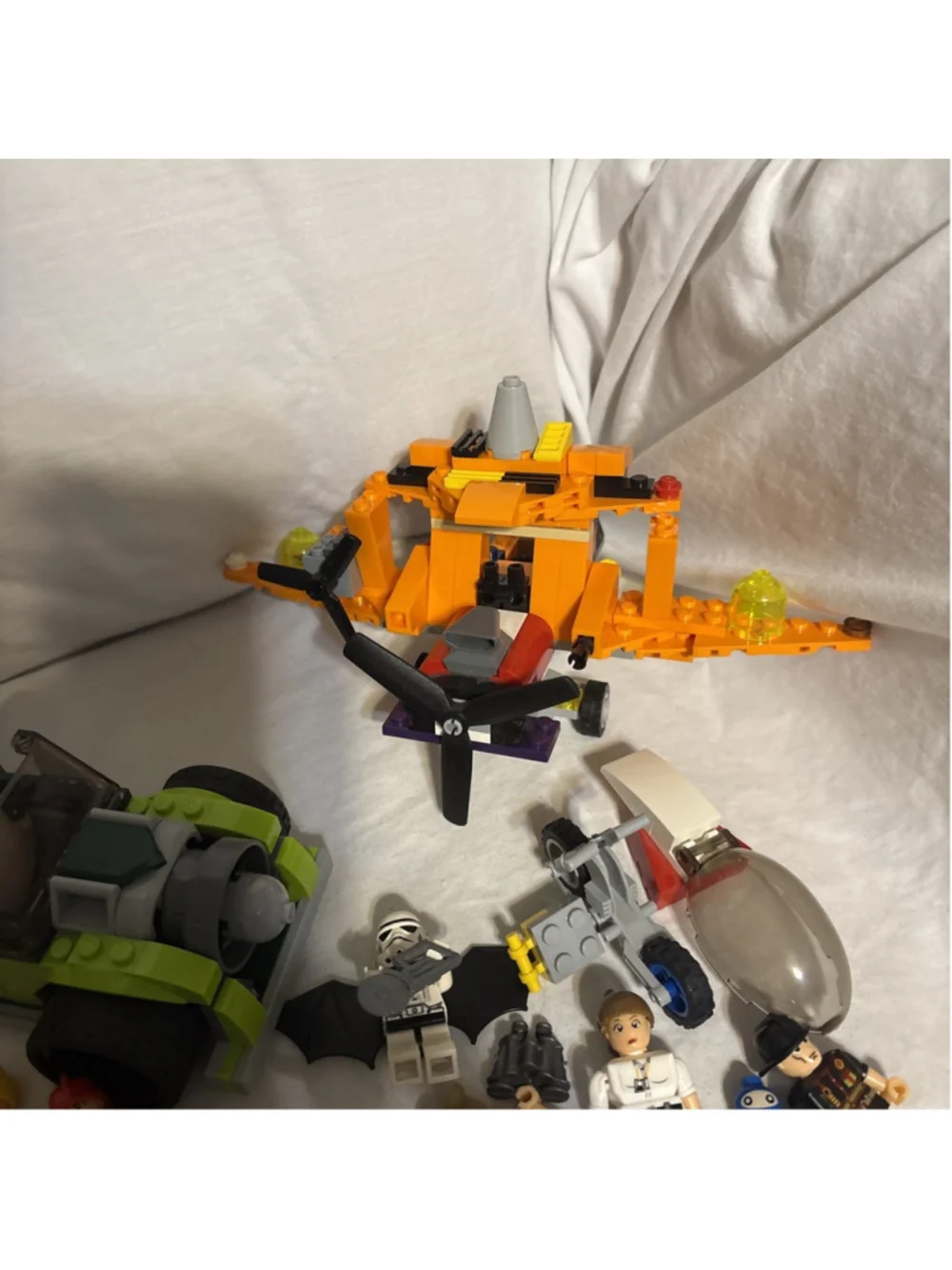 Lego Minifigures Lot Of Mini Figures, Aircraft And Accessories 1165￼